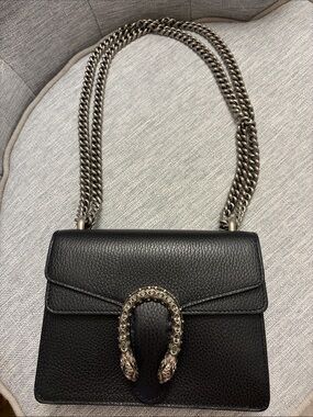 Gucci Black Leather Shoulder Bag with Silver-Tone Chain and Decorative Horseshoe